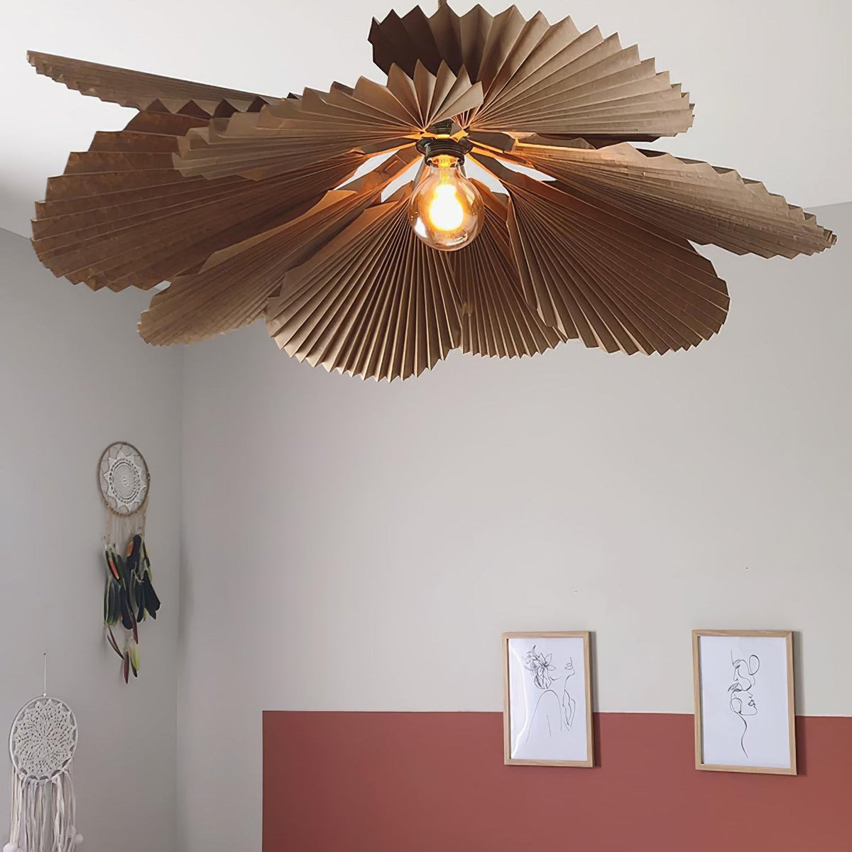 Lámpara colgante flor de papel plisado Abanira en un salón luminoso – imagen 7