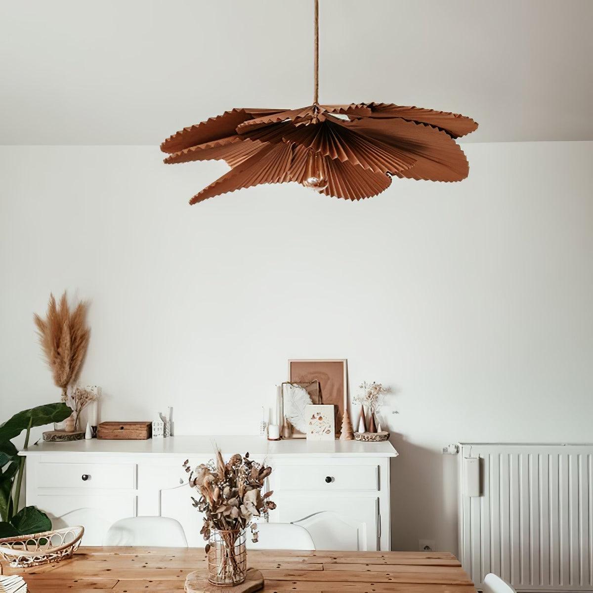 Lámpara colgante flor de papel plisado Abanira en un salón luminoso – imagen 5