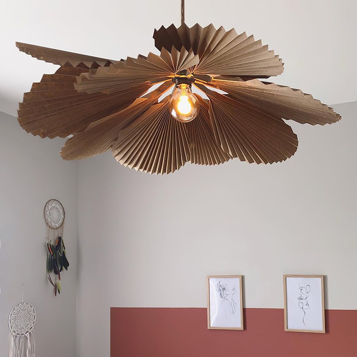 Lámpara colgante flor de papel plisado Abanira en un salón luminoso – imagen 15