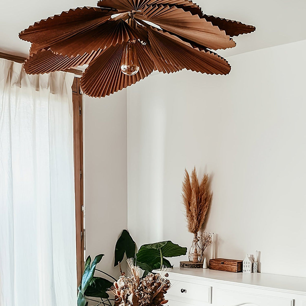 Lámpara colgante flor de papel plisado Abanira en un salón luminoso – imagen 12