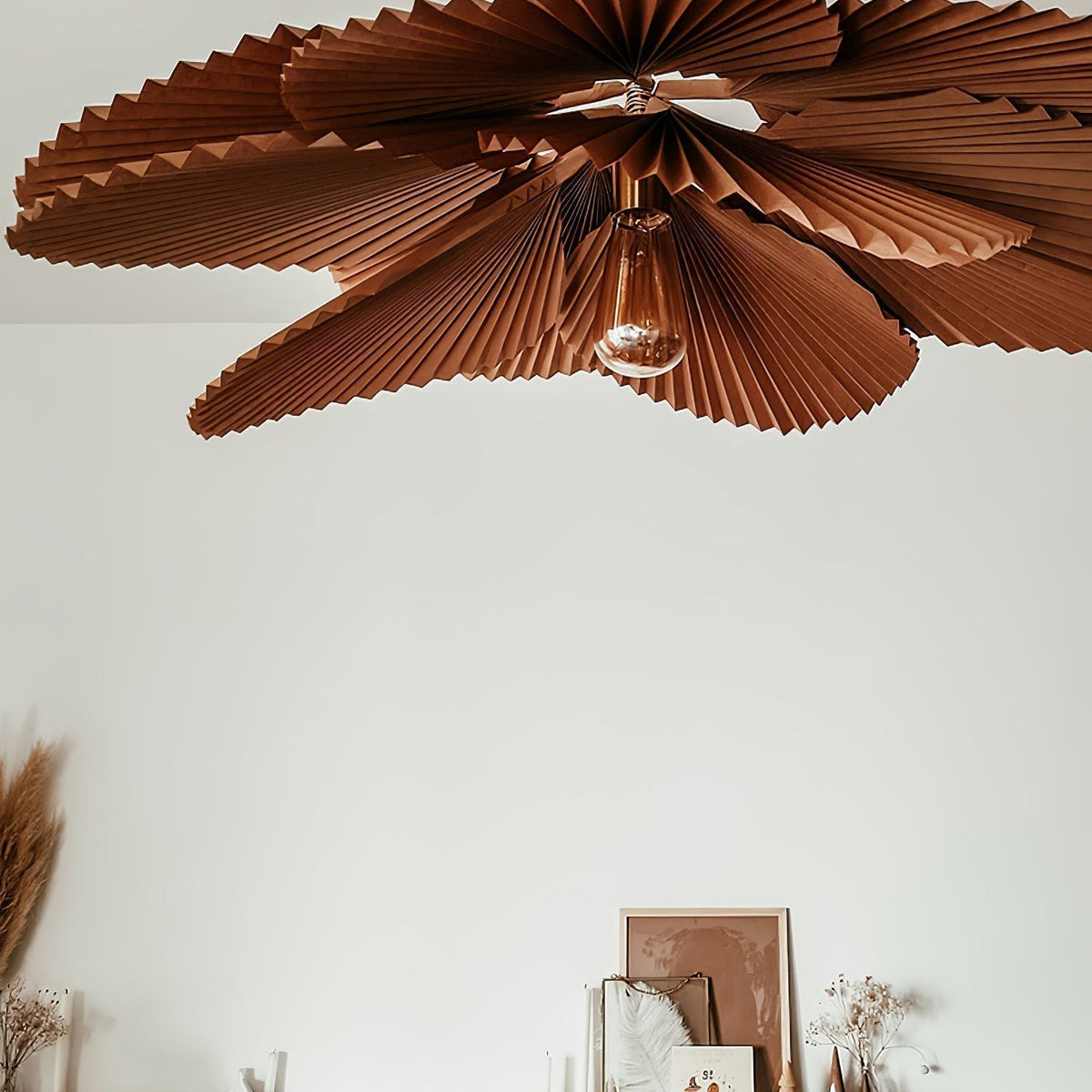 Lámpara colgante flor de papel plisado Abanira en un salón luminoso – imagen 14