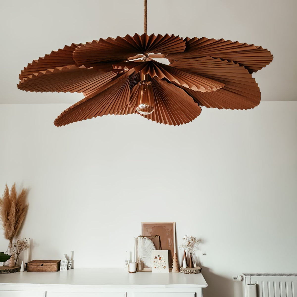 Lámpara colgante flor de papel plisado Abanira en un salón luminoso – imagen 4