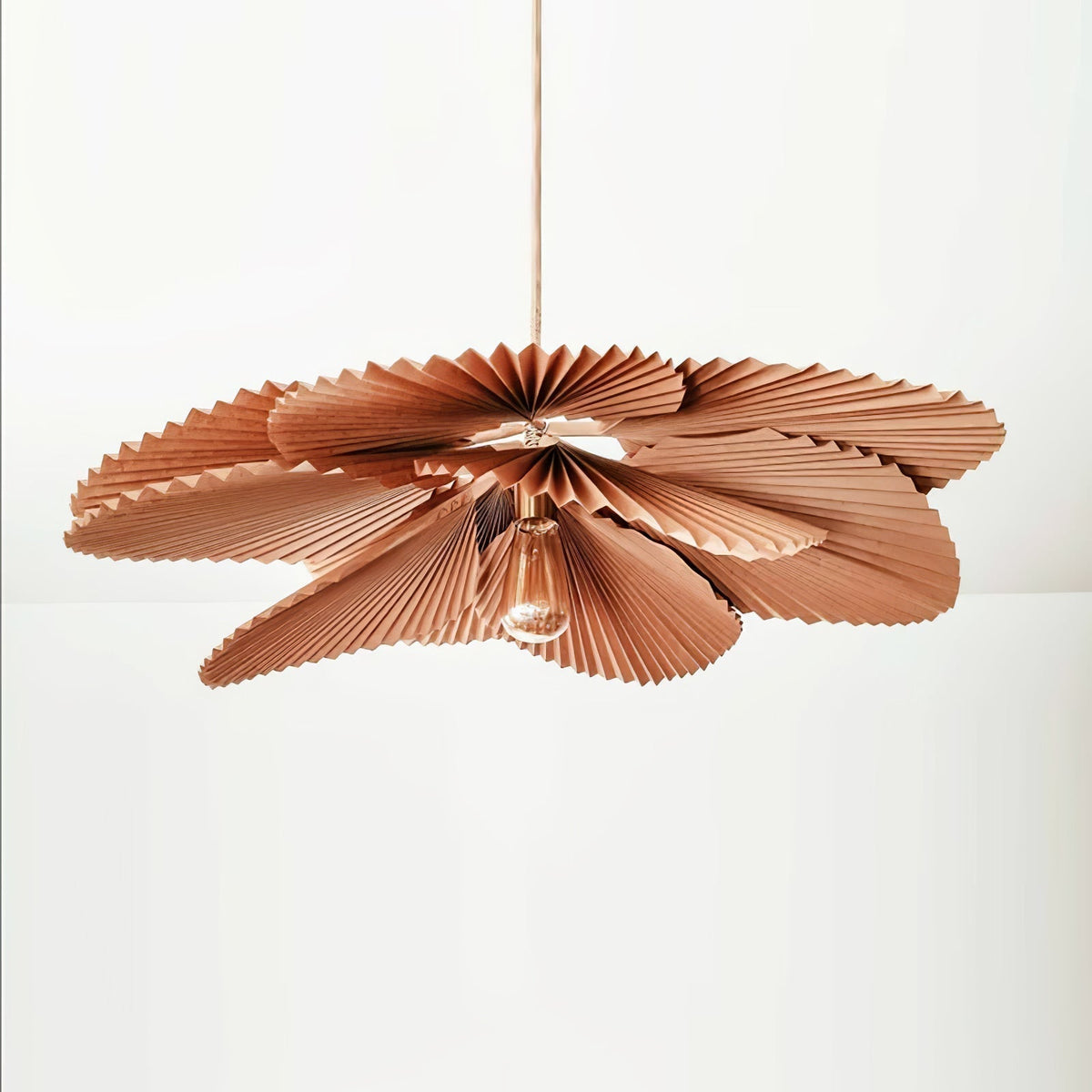 Lámpara colgante flor de papel plisado Abanira en un salón luminoso – imagen 8