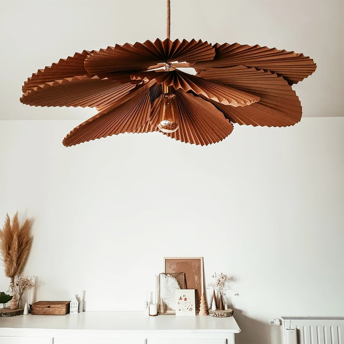 Lámpara colgante flor de papel plisado Abanira en un salón luminoso – imagen 6