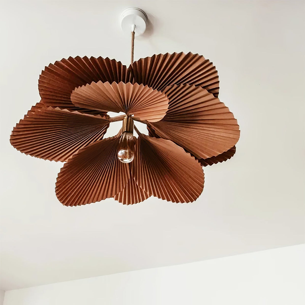 Lámpara colgante flor de papel plisado Abanira en un salón luminoso – imagen 11