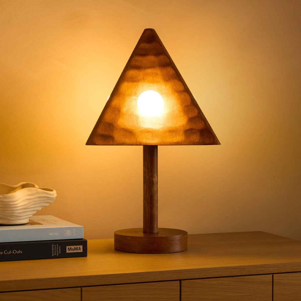 Lámpara de mesa de madera triangular Pirena sobre un escritorio de madera – imagen 12