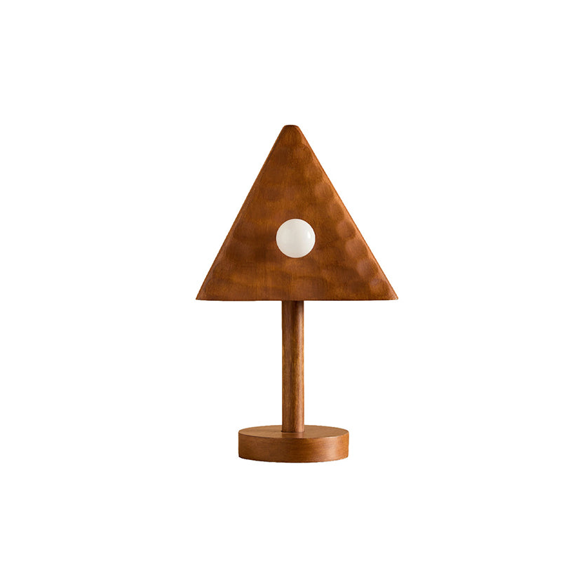 Lámpara de mesa de madera triangular Pirena sobre un escritorio de madera – imagen 14