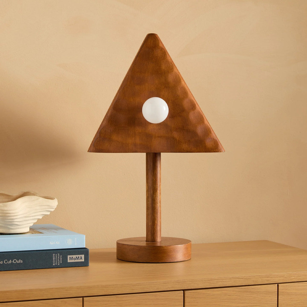 Lámpara de mesa de madera triangular Pirena sobre un escritorio de madera – imagen 2
