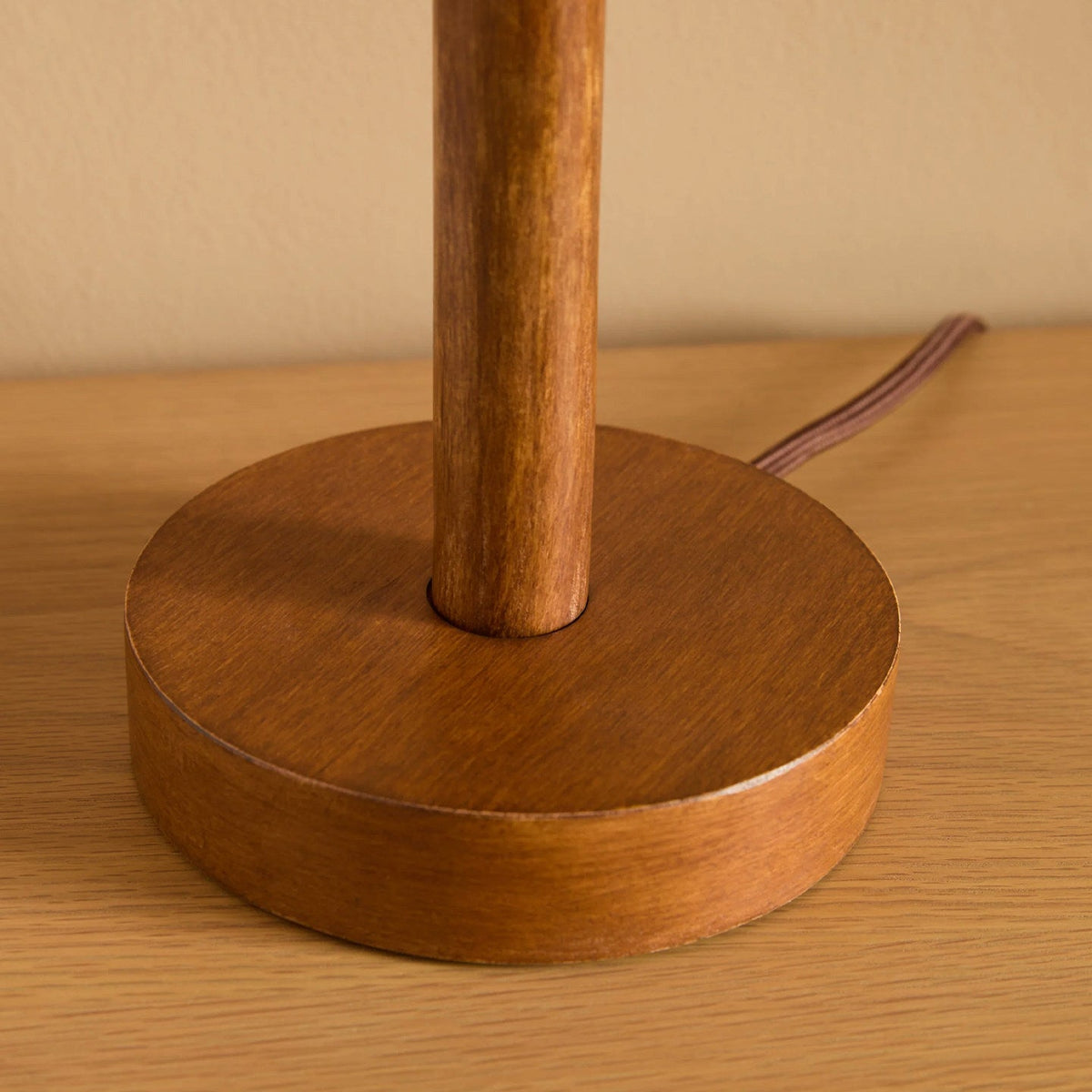 Lámpara de mesa de madera triangular Pirena sobre un escritorio de madera – imagen 11