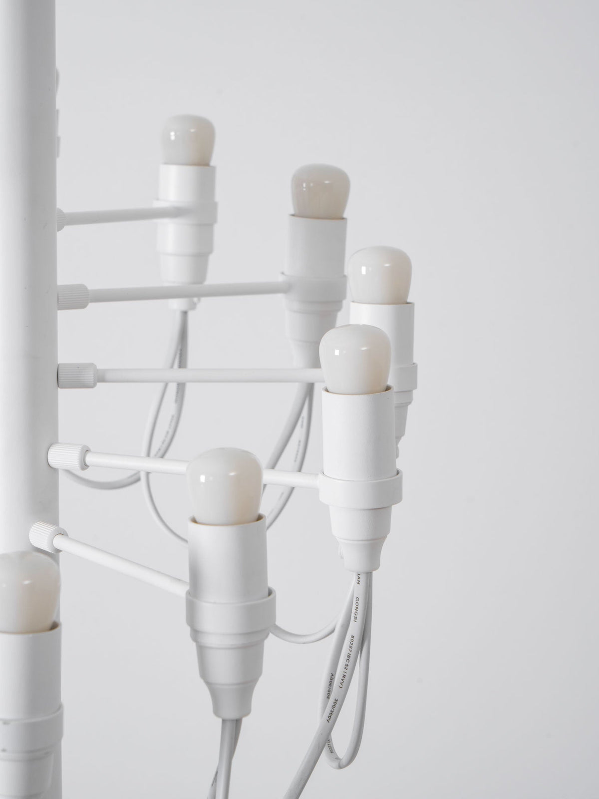 Lámpara de pie escultórica con múltiples bombillas en espiral Norelia – detalle de los portalámparas blancos