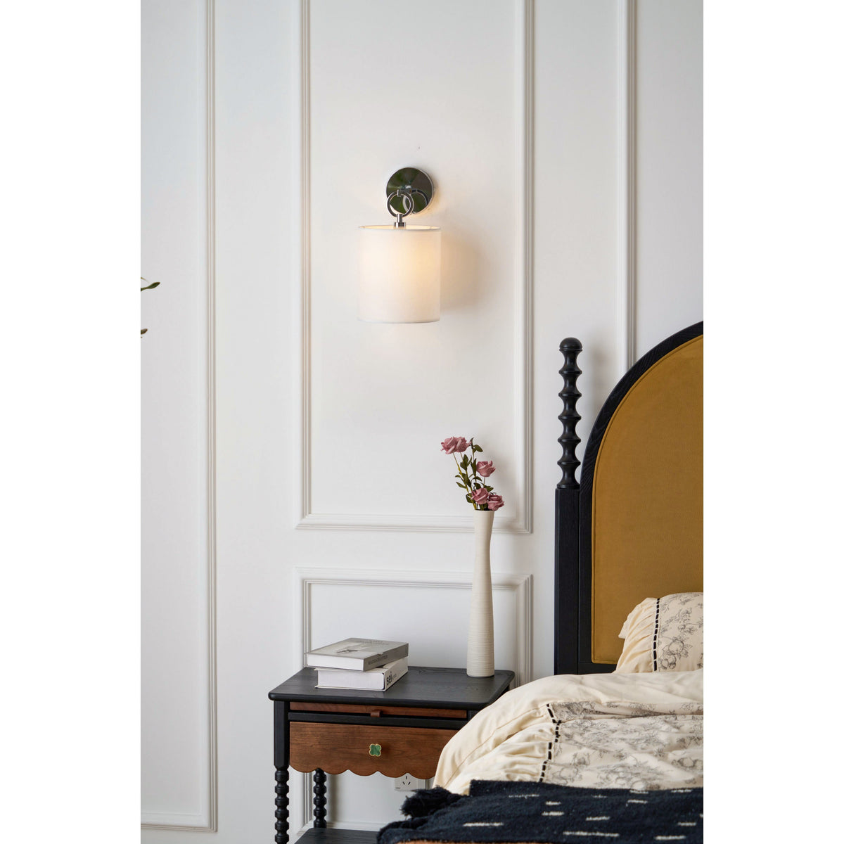 Aplique de pared con aro Circela junto a un cabecero – imagen 13