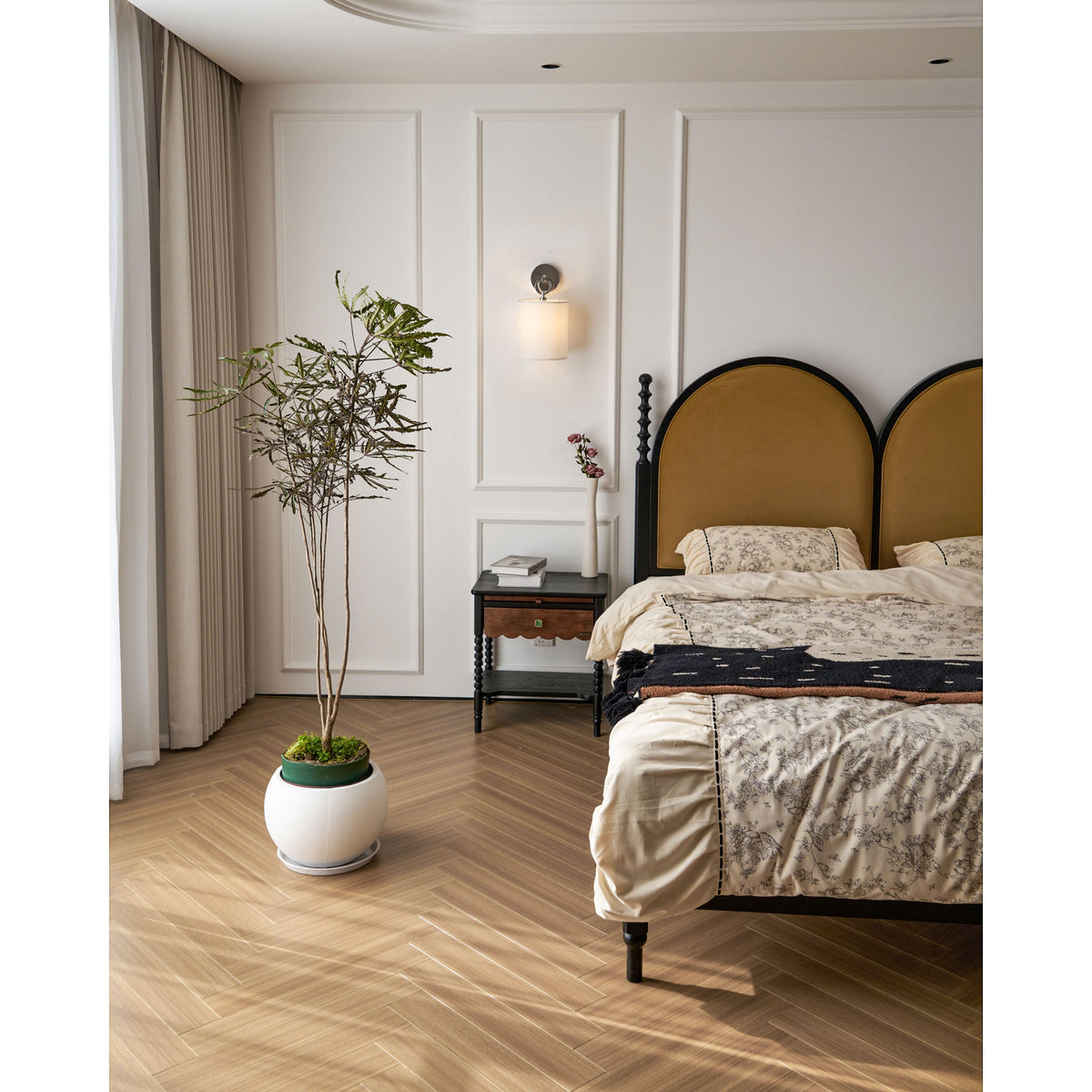 Aplique de pared con aro Circela junto a un cabecero – imagen 10