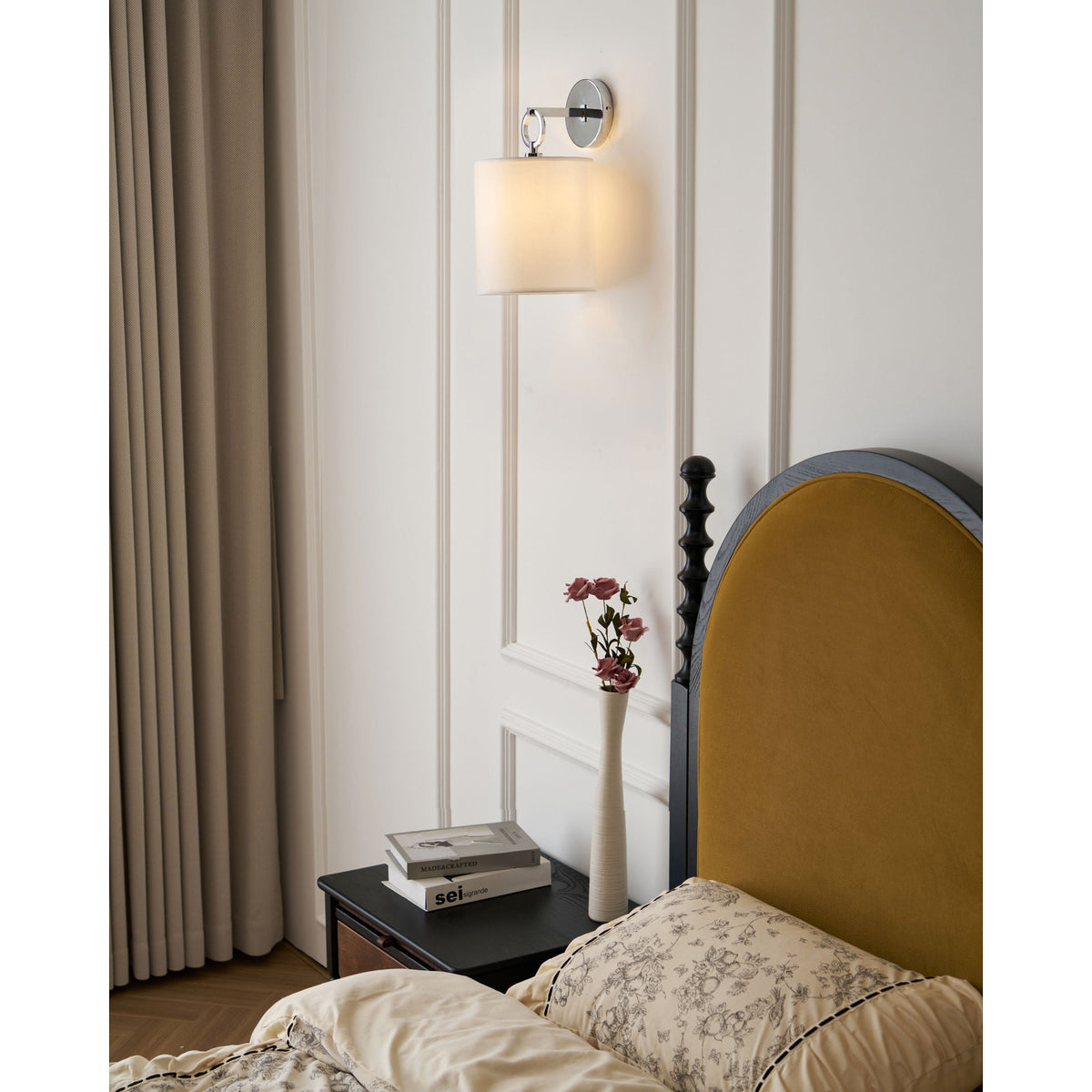Aplique de pared con aro Circela junto a un cabecero – imagen 14