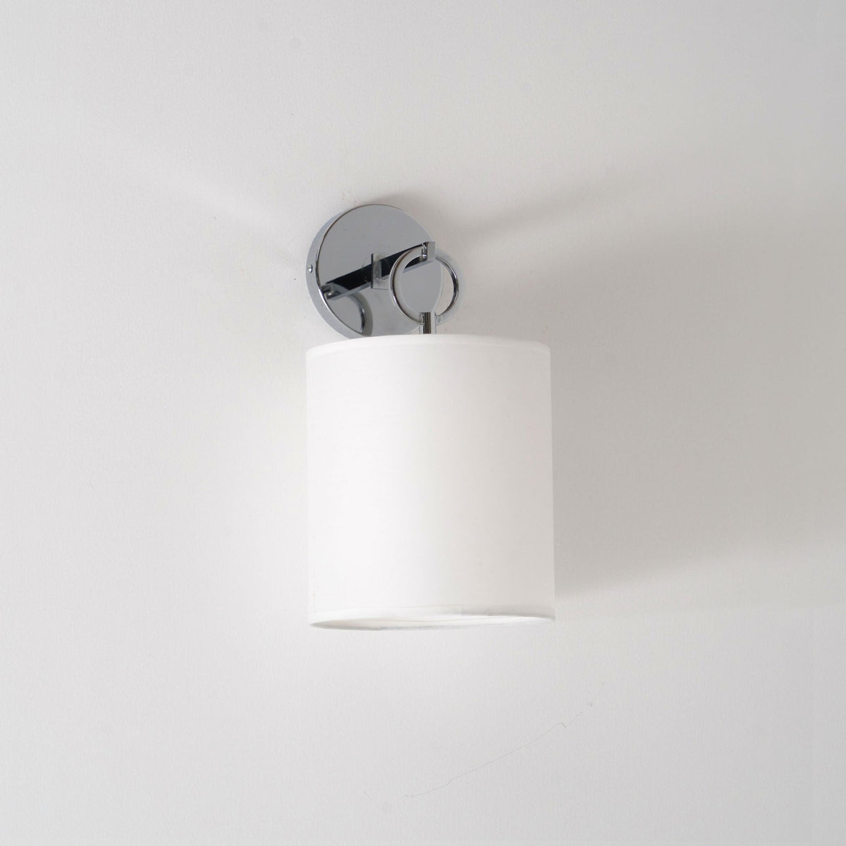 Aplique de pared con aro Circela junto a un cabecero – imagen 22