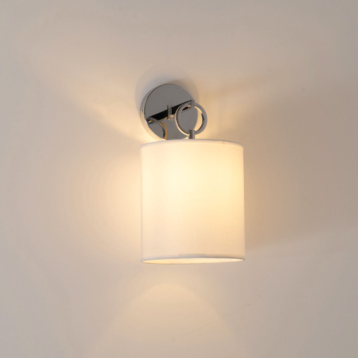Aplique de pared con aro Circela junto a un cabecero – imagen 23