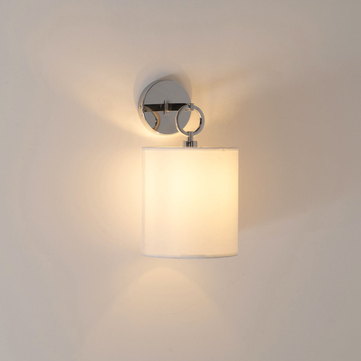 Aplique de pared con aro Circela junto a un cabecero – imagen 24