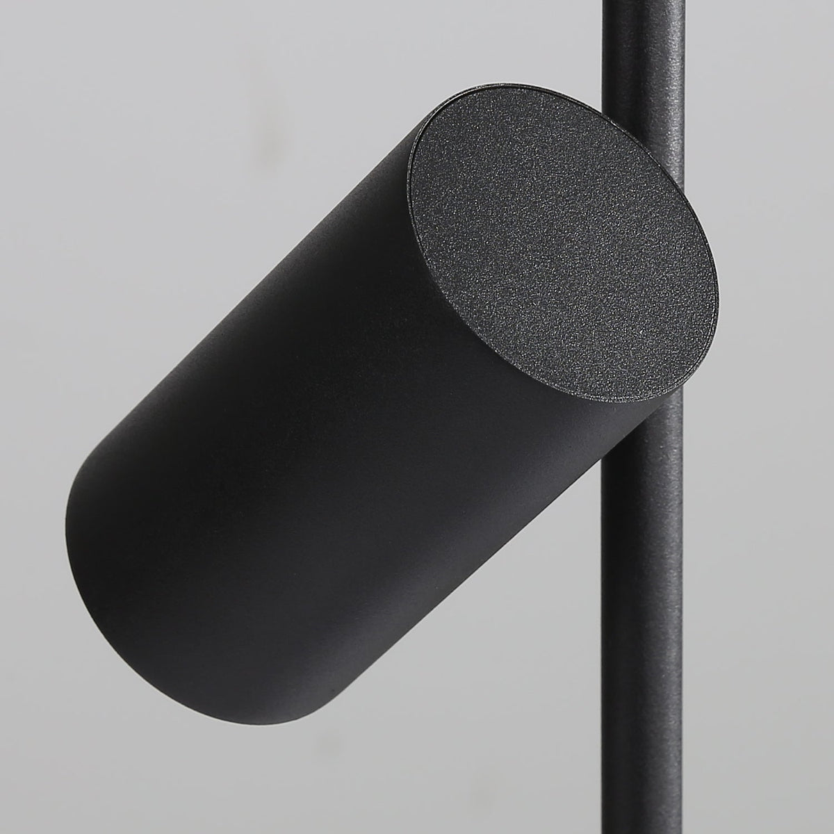 Lámpara de pie Tesaro con dos focos orientables – detalle del foco negro