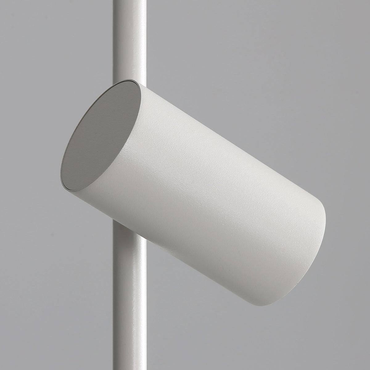 Lámpara de pie Tesaro con dos focos orientables – detalle del foco blanco orientado