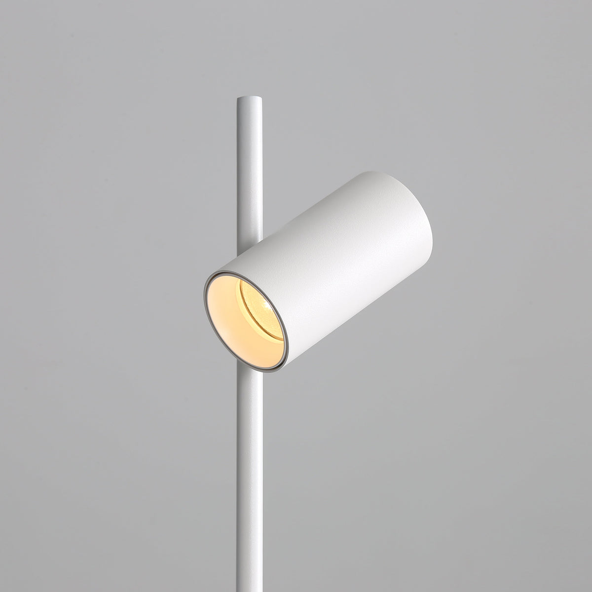 Lámpara de pie Tesaro con dos focos orientables – detalle del foco blanco