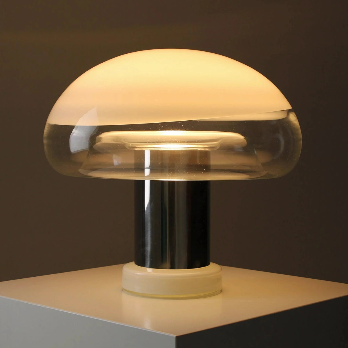 Lámpara de mesa de cristal Medura en un salón de estilo retro – imagen 3
