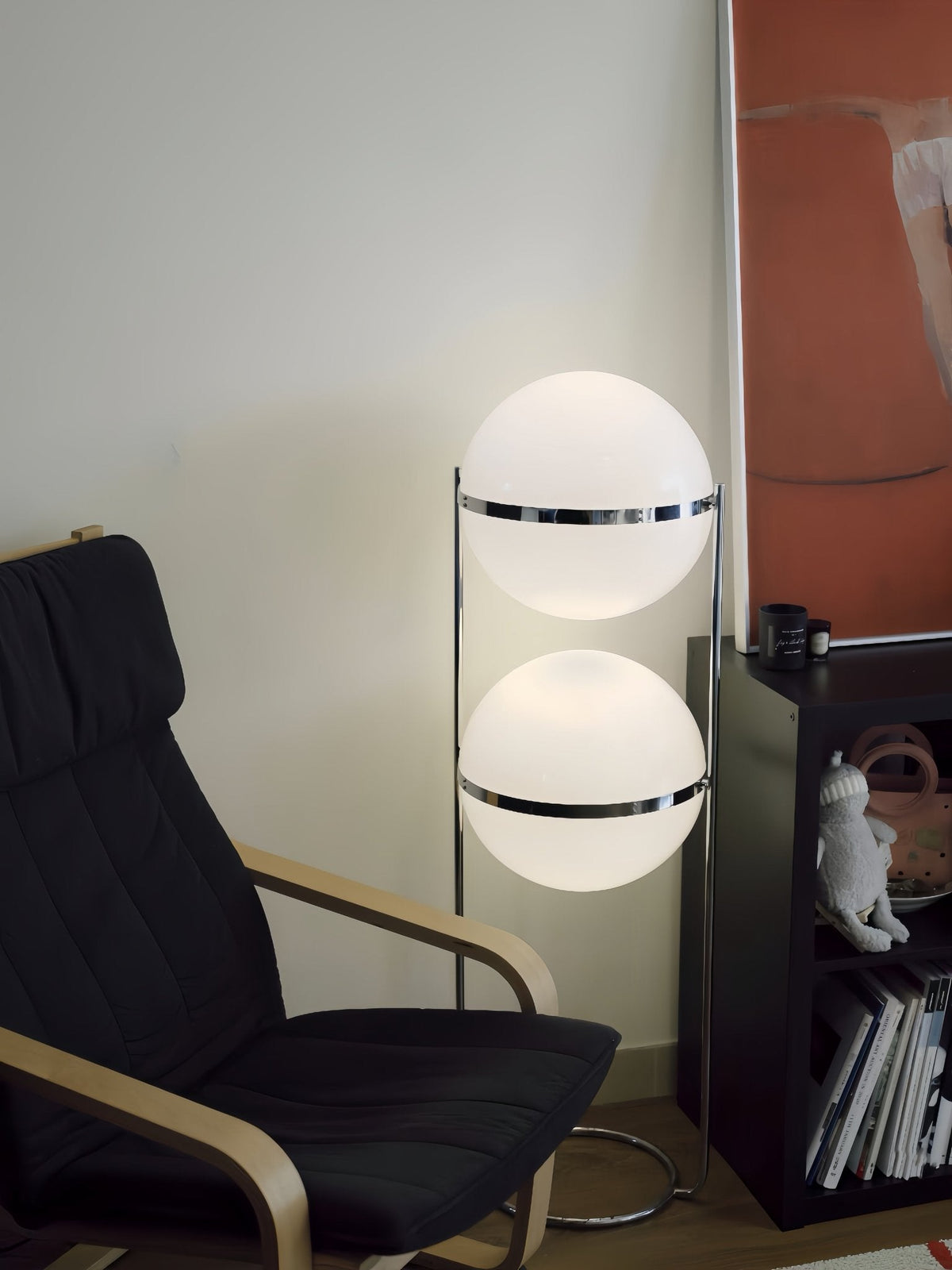 Lámpara de pie de dos globos Gemina en un salón de estilo retro – imagen 7