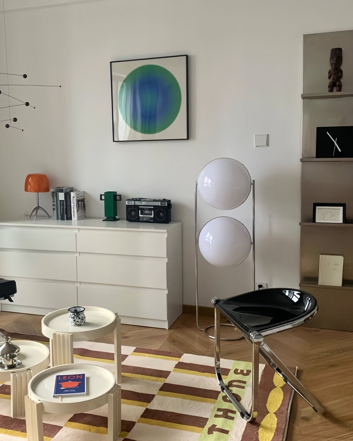 Lámpara de pie de dos globos Gemina en un salón de estilo retro – imagen 6