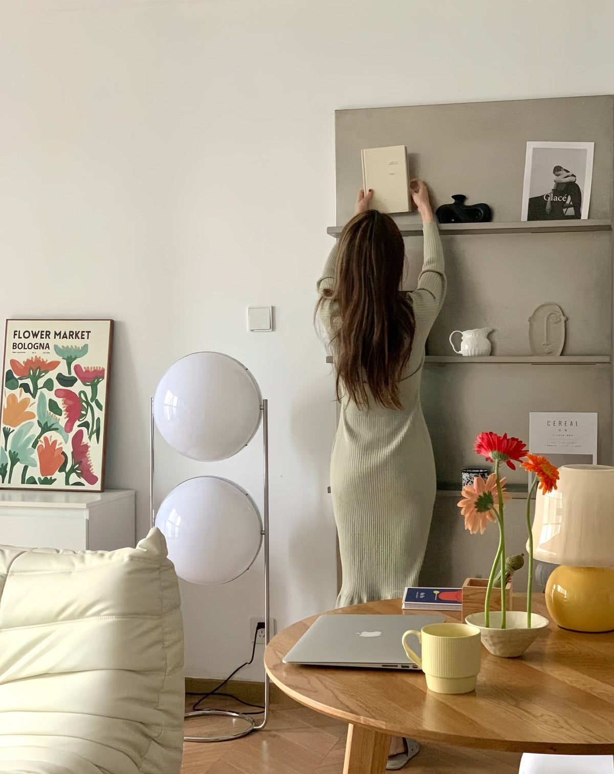 Lámpara de pie de dos globos Gemina en un salón de estilo retro – imagen 5