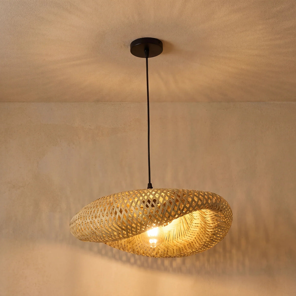 Lámpara colgante de bambú Juncal en un comedor de estilo natural – imagen 9