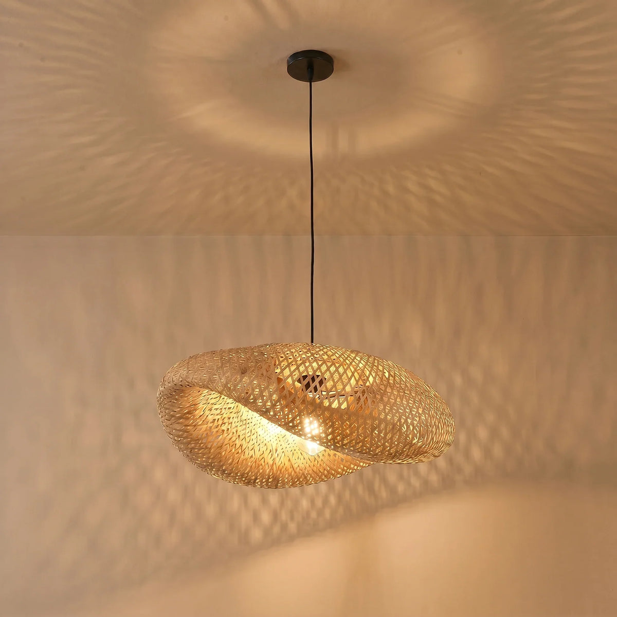 Lámpara colgante de bambú Juncal en un comedor de estilo natural – imagen 11