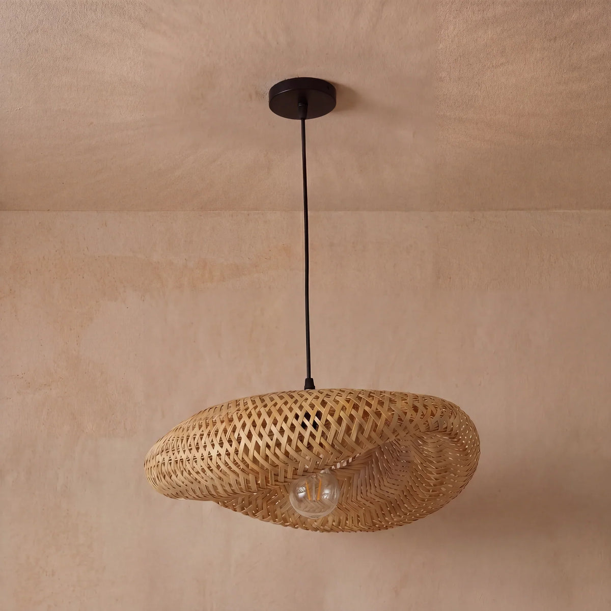 Lámpara colgante de bambú Juncal en un comedor de estilo natural – imagen 10
