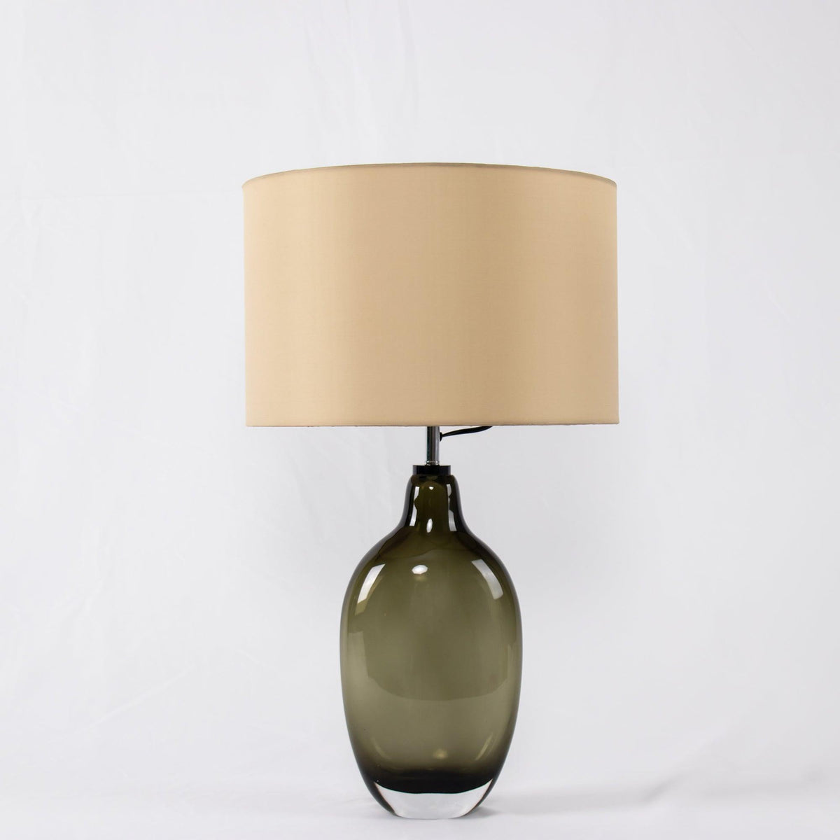 Lámpara de mesa de cristal ahumado Ruminia en un dormitorio sereno – imagen 7