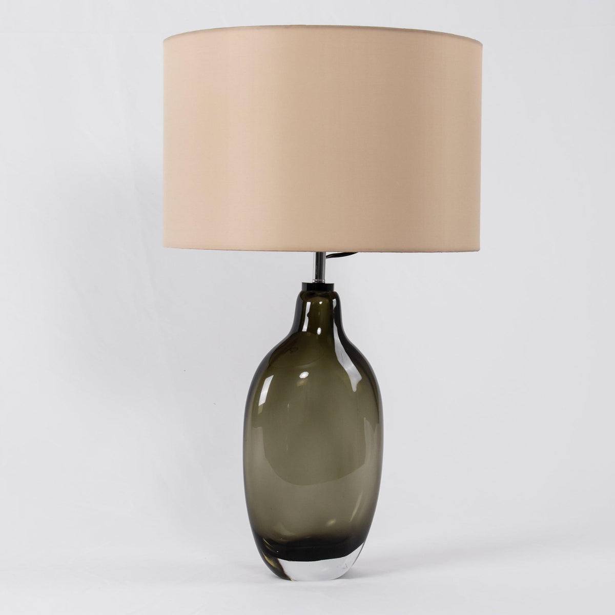Lámpara de mesa de cristal ahumado Ruminia en un dormitorio sereno – imagen 8