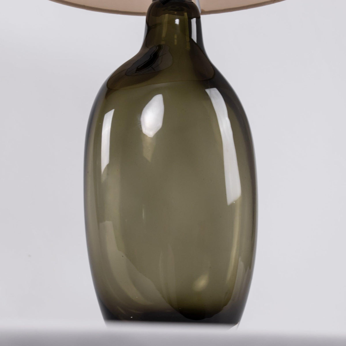 Lámpara de mesa de cristal ahumado Ruminia – detalle de la base de cristal soplado