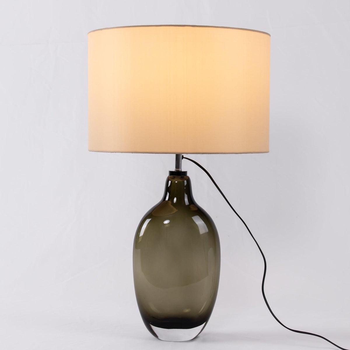Lámpara de mesa de cristal ahumado Ruminia – encendida con pantalla clara
