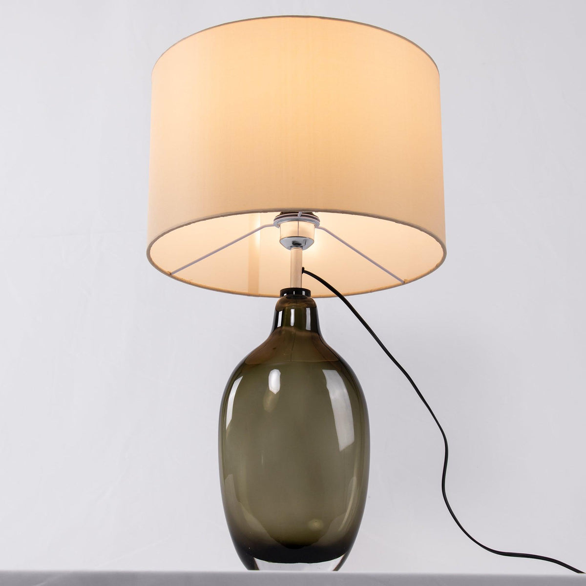 Lámpara de mesa de cristal ahumado Ruminia en un dormitorio sereno – imagen 9