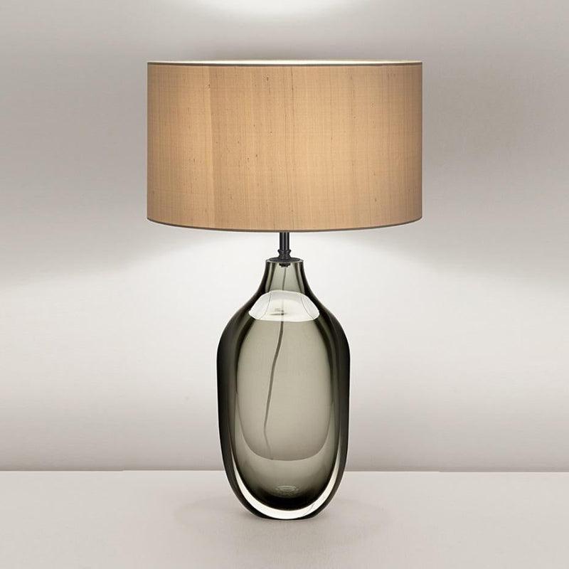 Lámpara de mesa de cristal ahumado Ruminia en un dormitorio sereno – imagen 3