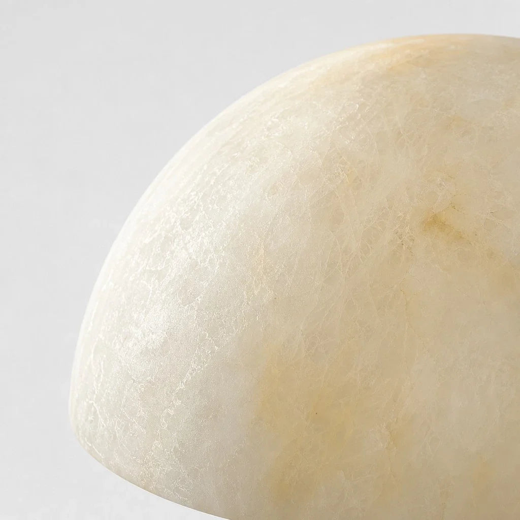 Lámpara de mesa seta de travertino Cepela sobre una cómoda luminosa – imagen 14
