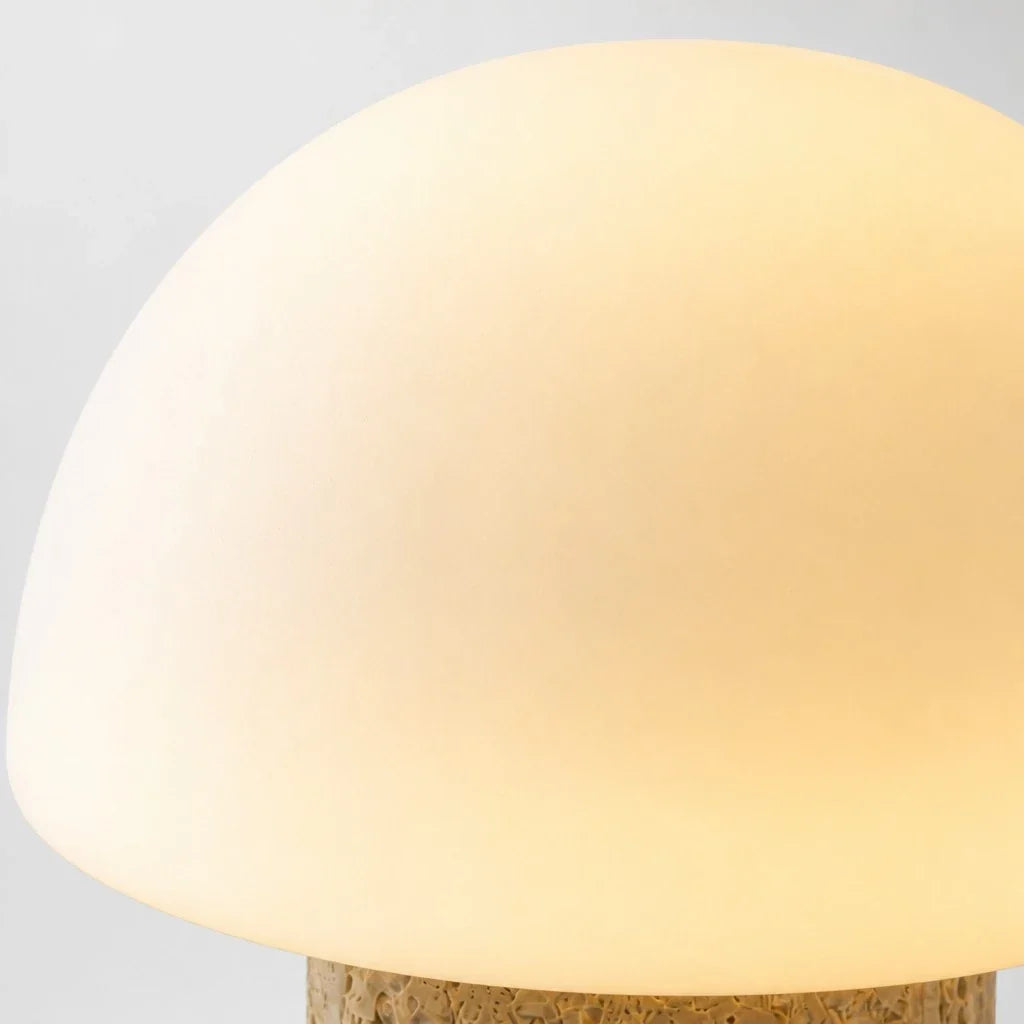 Lámpara de mesa seta de travertino Cepela sobre una cómoda luminosa – imagen 13