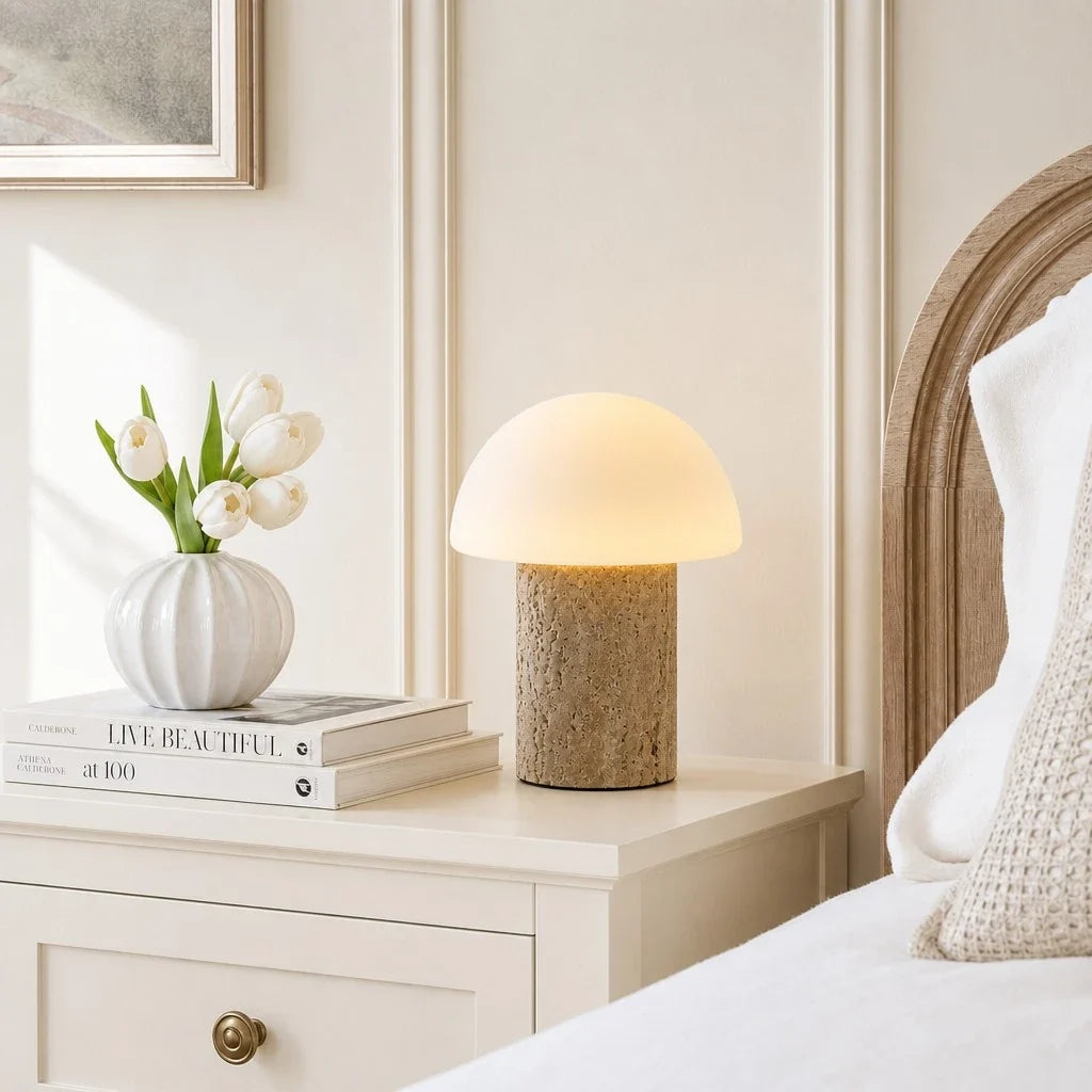 Lámpara de mesa seta de travertino Cepela sobre una cómoda luminosa – imagen 12