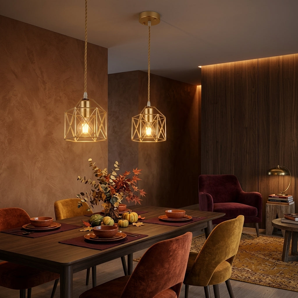 Lámpara colgante jaula geométrica Aristel sobre una mesa de comedor – imagen 5