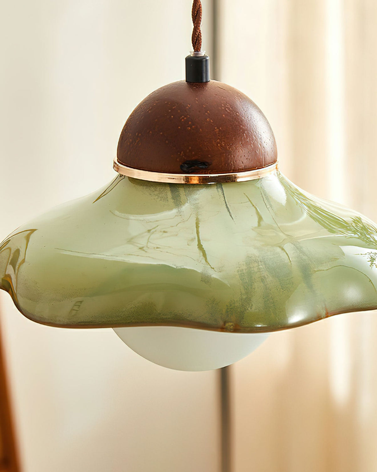 Lámpara colgante de nogal y cristal verde Glaura sobre una encimera de cocina – imagen 14