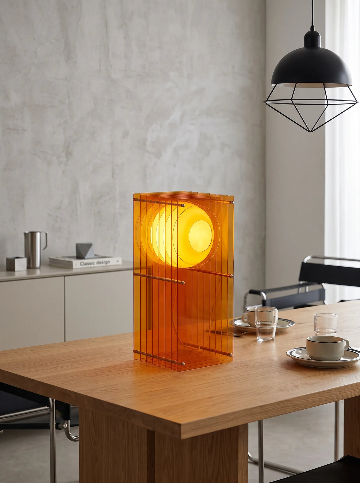 Lámpara de mesa de acrílico naranja Celuna en un salón cálido – imagen 11