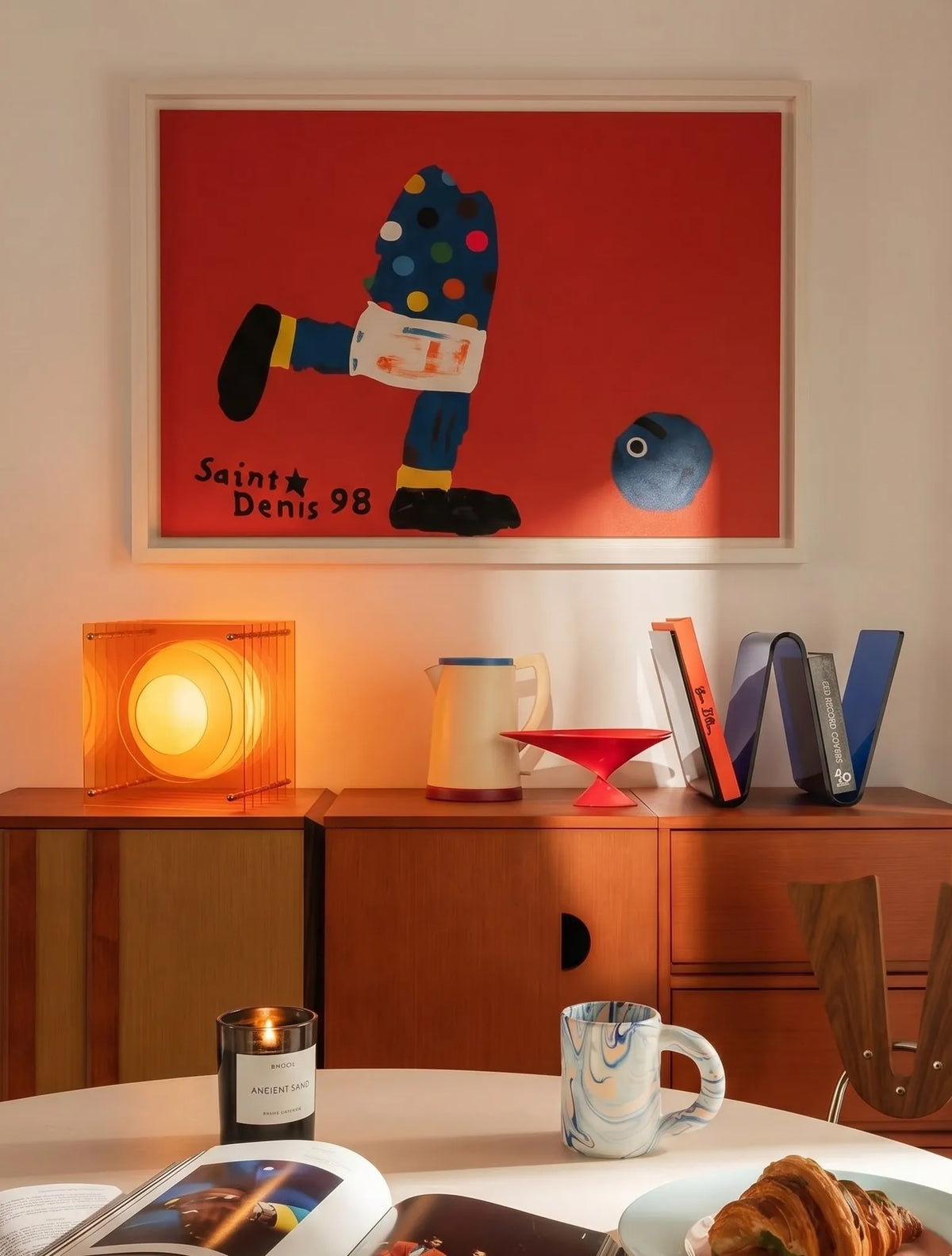 Lámpara de mesa de acrílico naranja Celuna en un salón cálido – imagen 12