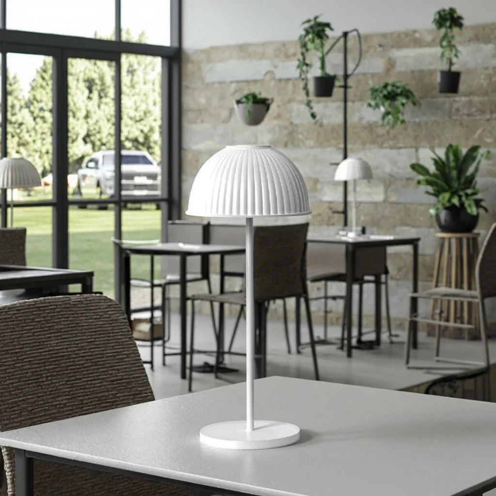 Lámpara de mesa inalámbrica con cúpula acanalada Quelina en un salón moderno – imagen 18