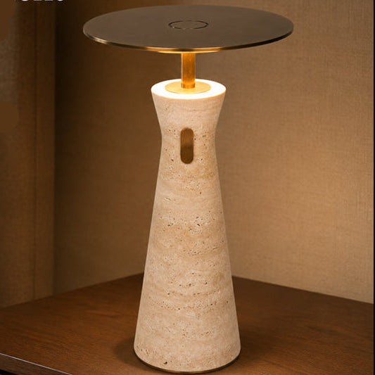 Lámpara de mesa inalámbrica Travela de travertino – encendida en una mesita de noche