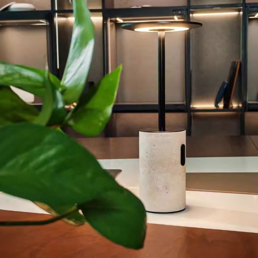 Lámpara de mesa inalámbrica de travertino Tufela en un salón cálido – imagen 8