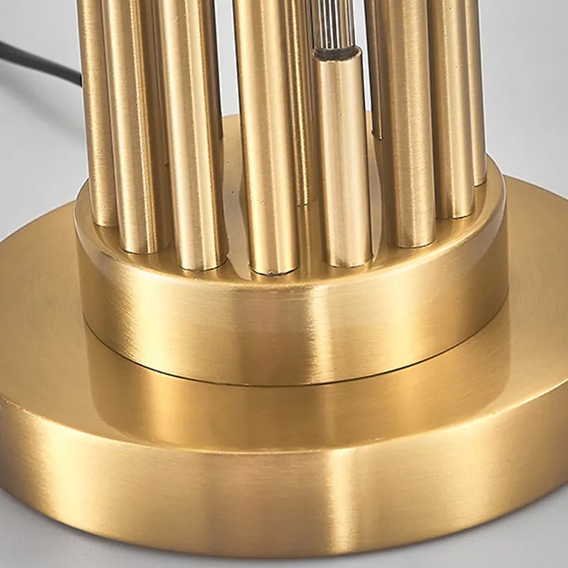 Lámpara de mesa de latón y cristal Vardela – detalle de la base dorada
