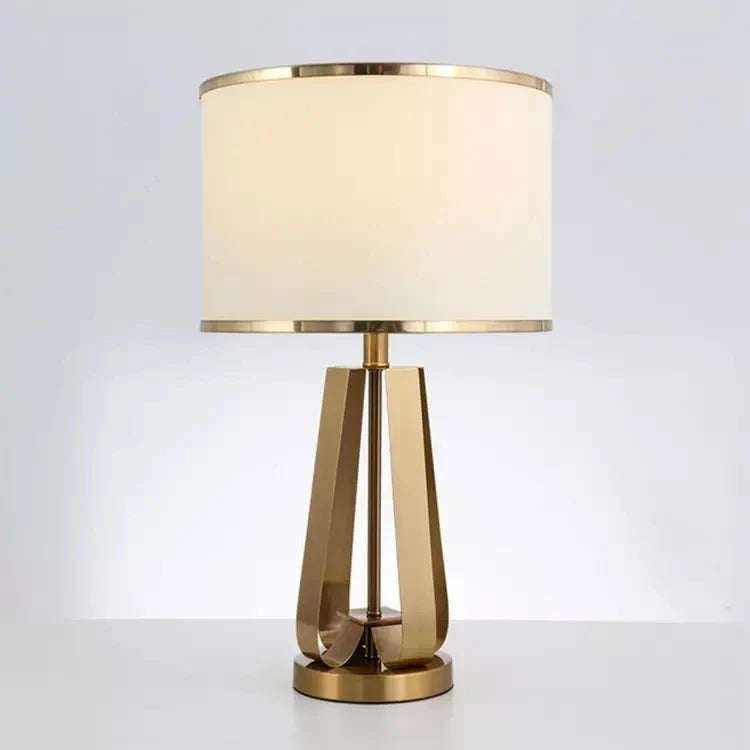 Lámpara de mesa dorada Ladora – pantalla blanca con pie dorado