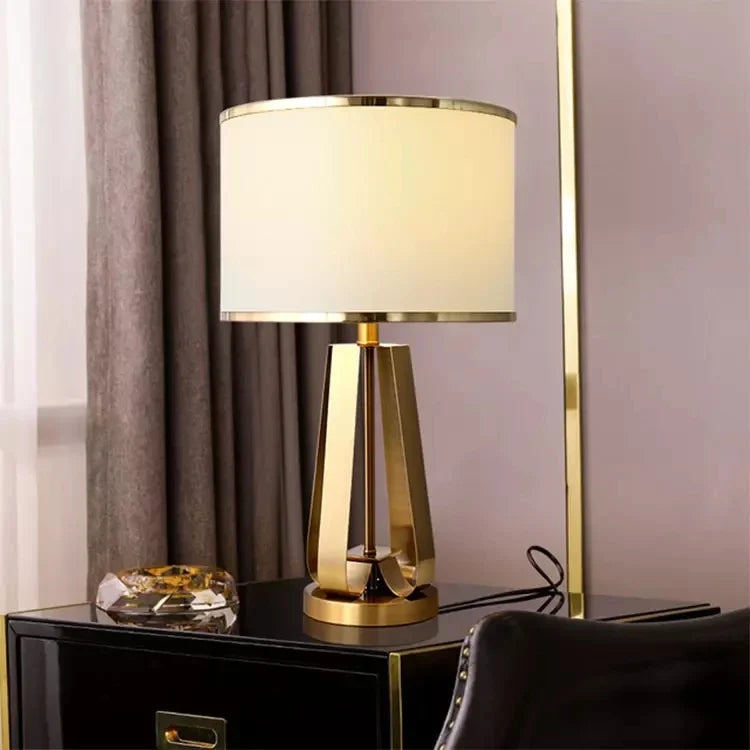Lámpara de mesa dorada Ladora en un dormitorio elegante – imagen 6