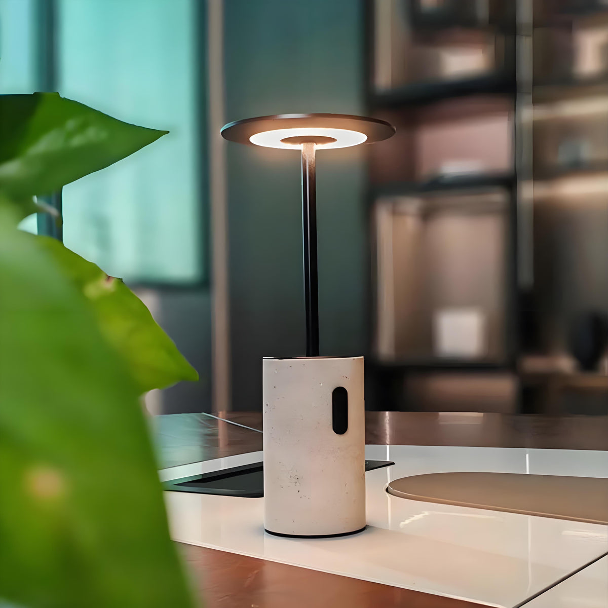 Lámpara de mesa inalámbrica de travertino Tufela en un salón cálido – imagen 9